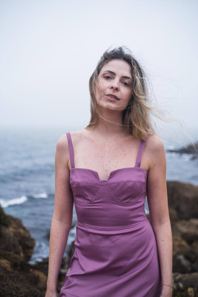Retrato de Jarla Zimmer em um cenário natural próximo ao mar.